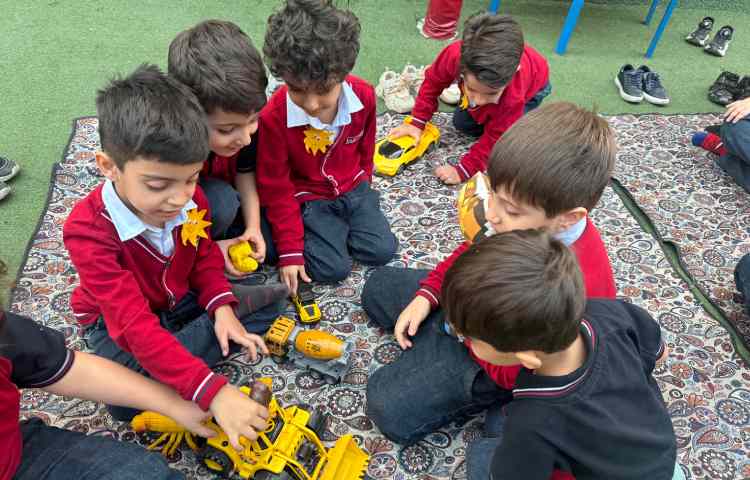 بازی هدفمند:آشنایی با رنگ زرد و بازی با اسباب‌بازی زرد 2