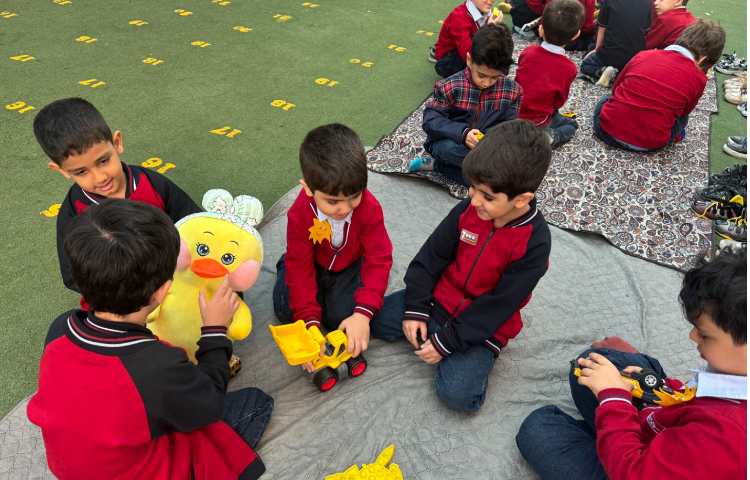 بازی هدفمند:آشنایی با رنگ زرد و بازی با اسباب‌بازی زرد 3