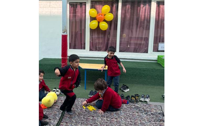 بازی هدفمند:آشنایی با رنگ زرد و بازی با اسباب‌بازی زرد 4