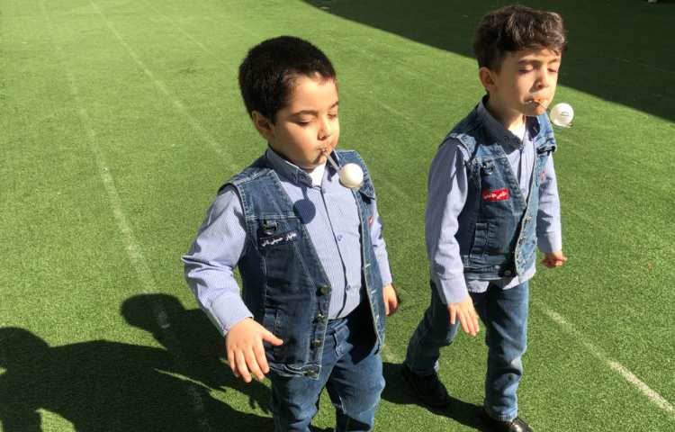 بازی هدفمند:بازی تعادلی(بردن توپ به سمت سبد با قاشق) 1