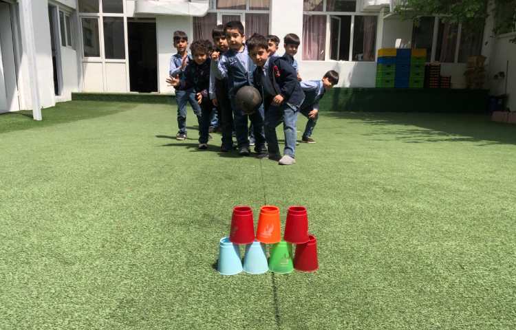 بازی هدفمند:هفت سنگ با لیوان‌های پلاستیکی