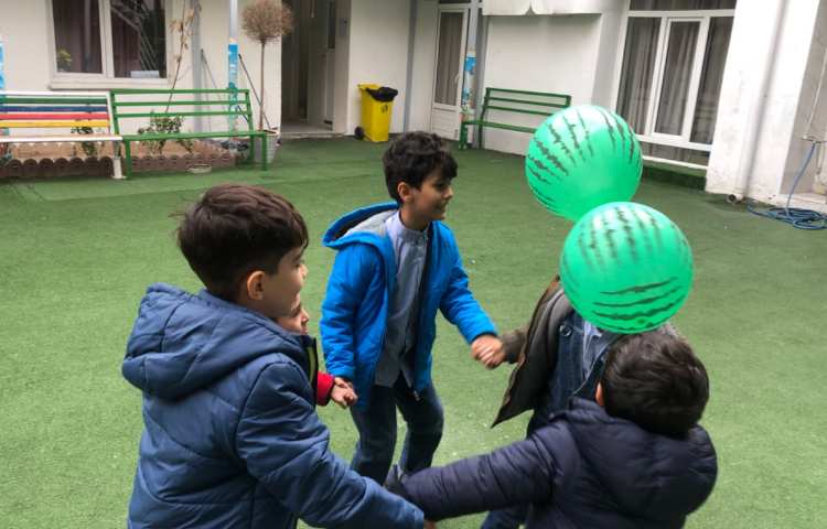 بازی هدفمند : به صورت گروهی دست یکدیگر را گرفتند و بدون رها شدن دست اجازه ندادند بادکنک روی زمین بیف 1