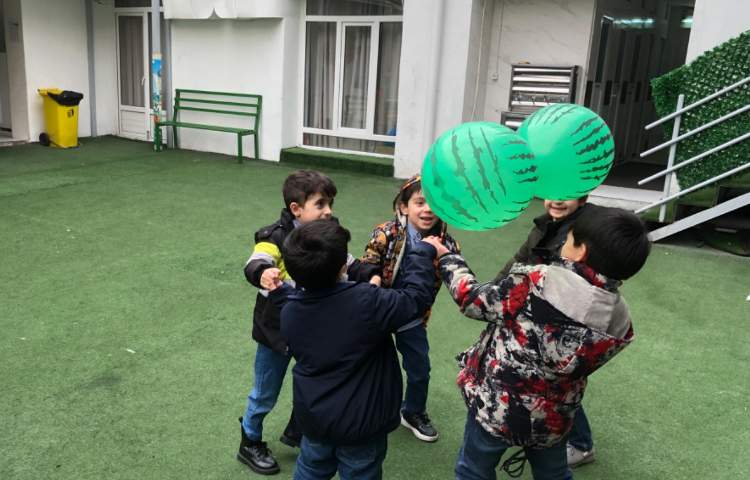 بازی هدفمند : به صورت گروهی دست یکدیگر را گرفتند و بدون رها شدن دست اجازه ندادند بادکنک روی زمین بیف 2