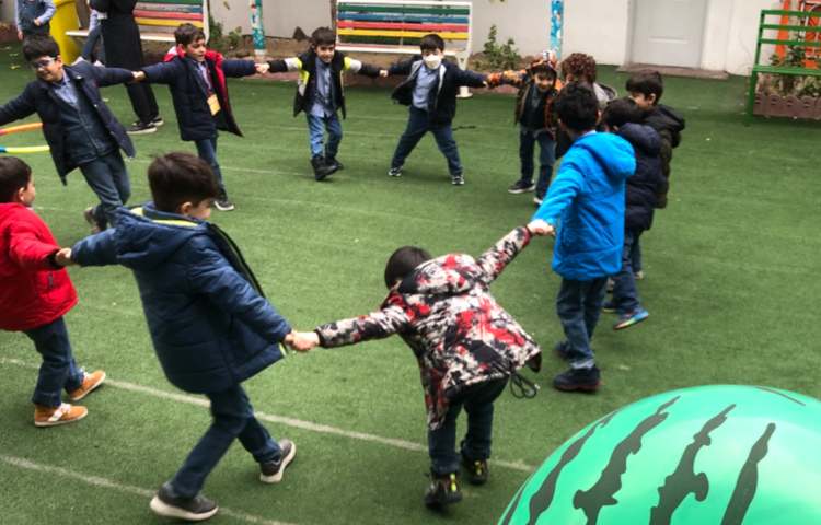 بازی هدفمند : به صورت گروهی دست یکدیگر را گرفتند و بدون رها شدن دست اجازه ندادند بادکنک روی زمین بیف