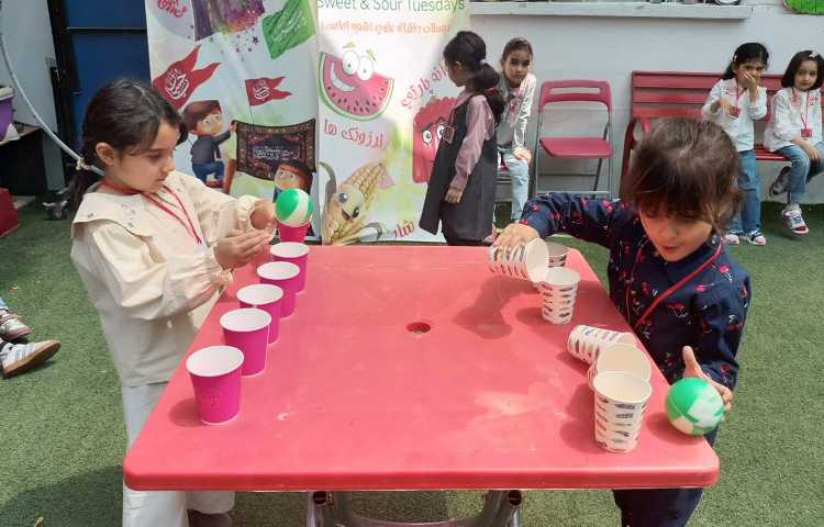 بازی هدفمند، توپ و لیوان 1