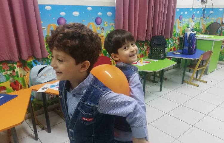 بازی هدفمند جابجایی بادکنک با دقت و تمرکز 2