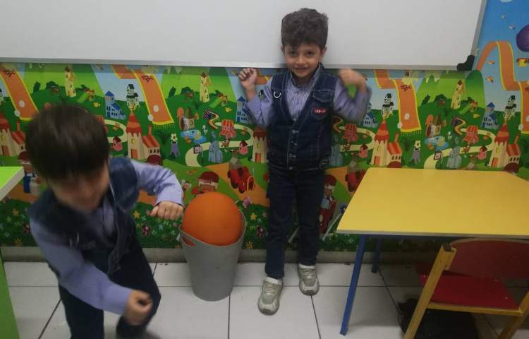 بازی هدفمند جابجایی بادکنک با دقت و تمرکز 3