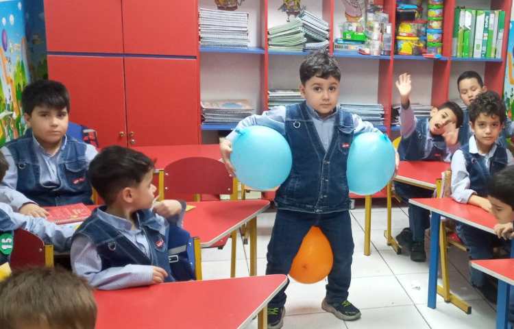 بازی هدفمند حفظ تعادل دست و پا بوسیله‌ی بادکنک 1