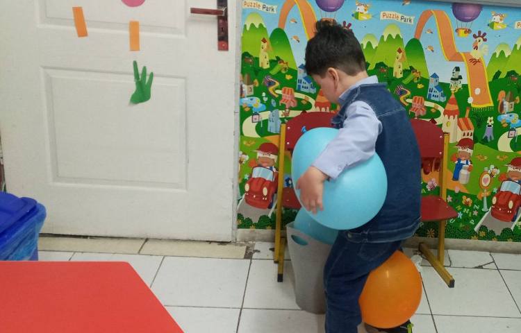 بازی هدفمند حفظ تعادل دست و پا بوسیله‌ی بادکنک 2