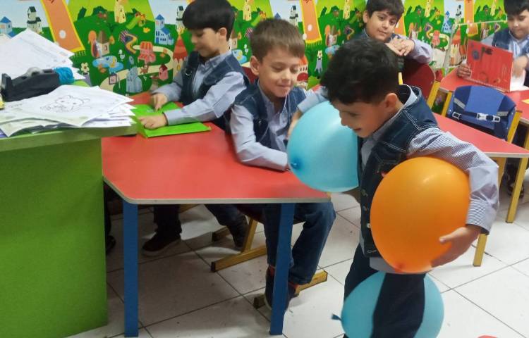 بازی هدفمند حفظ تعادل دست و پا بوسیله‌ی بادکنک 3