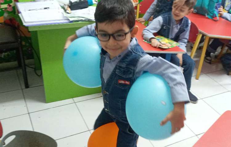 بازی هدفمند حفظ تعادل دست و پا بوسیله‌ی بادکنک 4