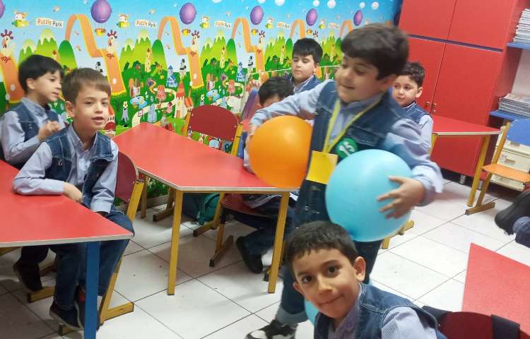 بازی هدفمند حفظ تعادل دست و پا بوسیله‌ی بادکنک 5