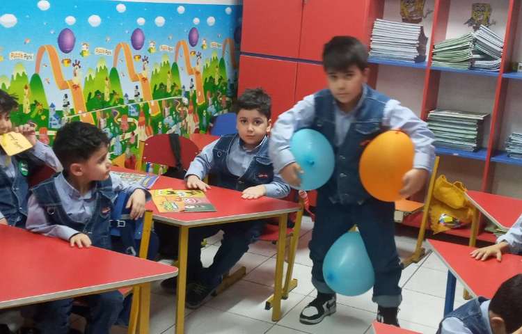 بازی هدفمند حفظ تعادل دست و پا بوسیله‌ی بادکنک 6