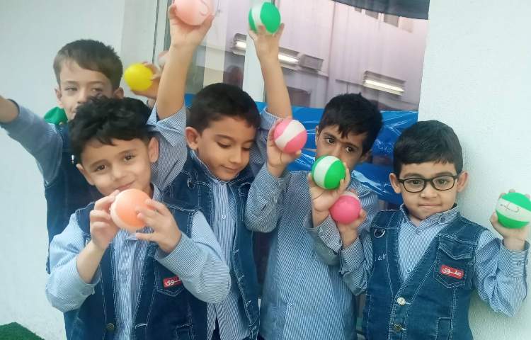 بازی هدفمند (پرتاب توپ به چسب) برای تقویت عضلات دست 1