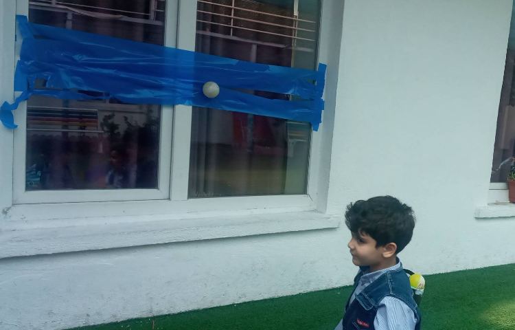 بازی هدفمند (پرتاب توپ به چسب) برای تقویت عضلات دست 3