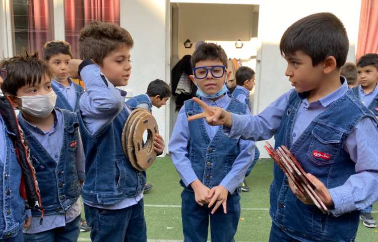 بازی و اجرای طرح غوطه وری توسط آموزگار زبان در زنگ تفریح 2