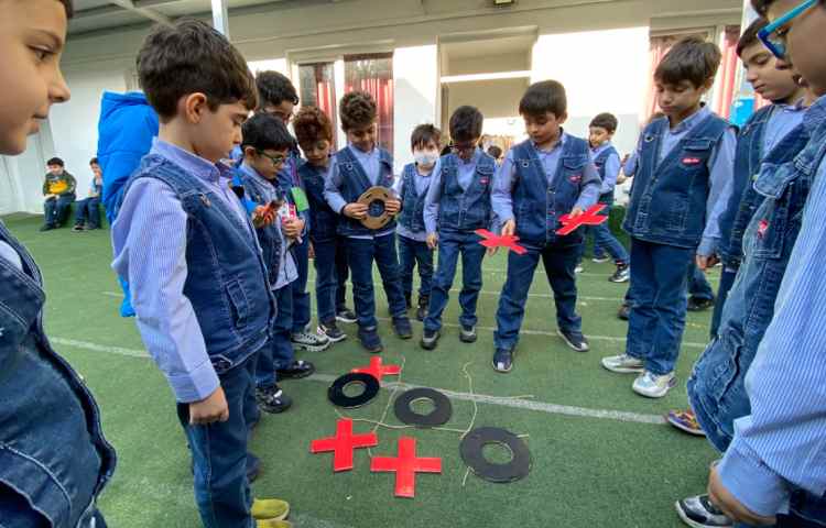 بازی و اجرای طرح غوطه وری توسط آموزگار زبان در زنگ تفریح 3