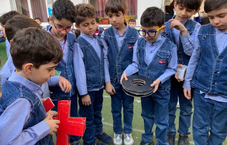 بازی و اجرای طرح غوطه وری توسط آموزگار زبان در زنگ تفریح