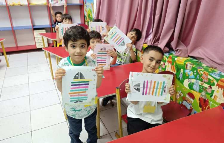 بازی و ریاضی .دانش‌آموزان طبق الگو برای شناخت رنگ‌ها چوب‌بستنی را روی کاربرگ ماهی چسباندند. 2