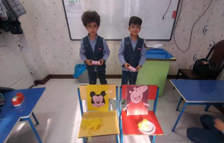 بازی و مسابقه جهت بستن نخ به دور لوله با هدف تمرکز و هماهنگی چشم و دست انجام شد .