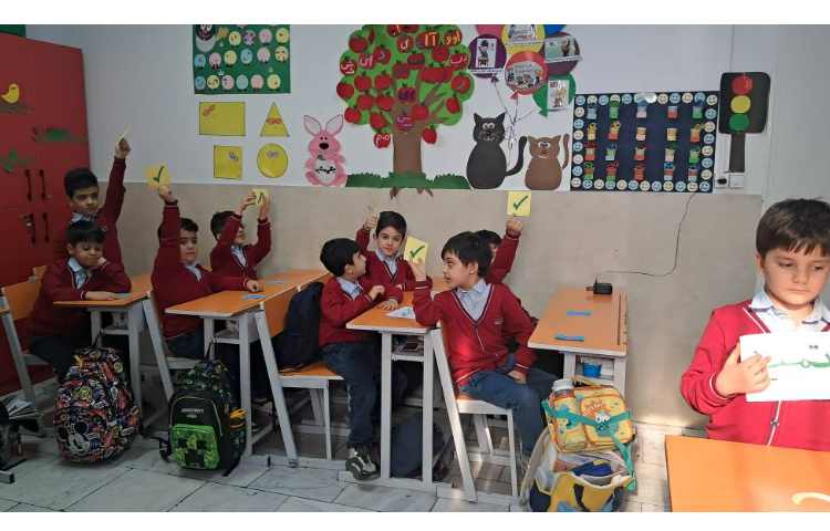 بازی و نمایش برای تثبیت و تشخیص ی میانجی و ِِ دوستی در کلمه ها 6