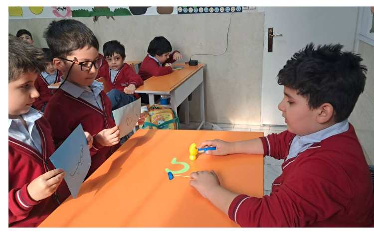 بازی و نمایش برای تثبیت و تشخیص ی میانجی و ِِ دوستی در کلمه ها 8