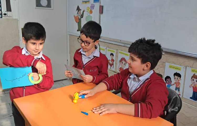 بازی و نمایش برای تثبیت و تشخیص ی میانجی و ِِ دوستی در کلمه ها 9