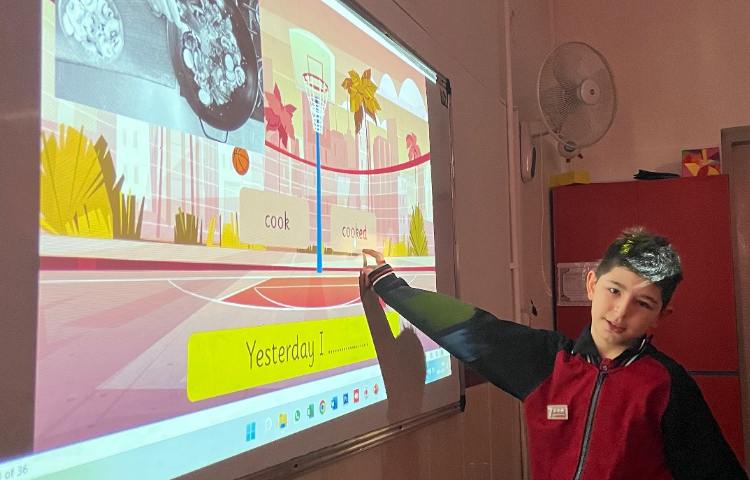 بازی پاورپوینتی جهت تمرین جمله‌سازی به زمان گذشته-زنگ زبان عمومی 4