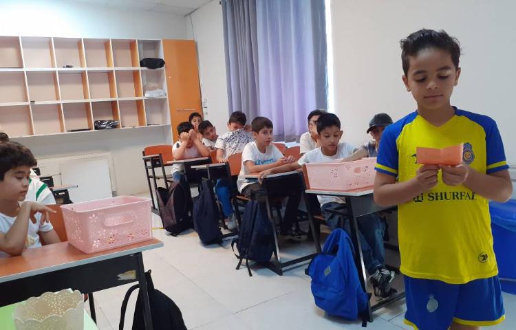 بازی پرسش و پاسخ بین دوگروه در کلاس 2