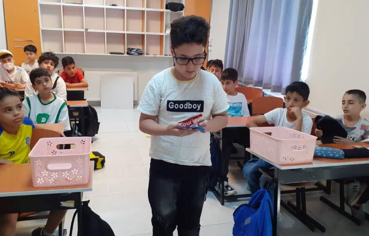 بازی پرسش و پاسخ بین دوگروه در کلاس 3