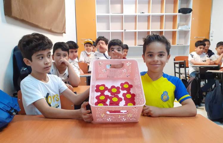 بازی پرسش و پاسخ بین دوگروه در کلاس