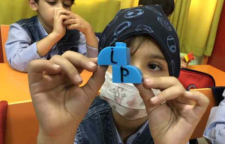 بازی کلمه سازی با لگو با هدف تمرین blending 1