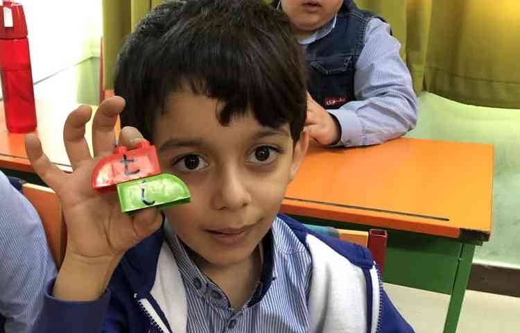 بازی کلمه سازی با لگو با هدف تمرین blending 3