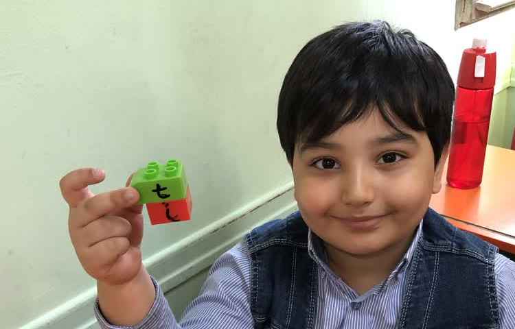 بازی کلمه سازی با لگو با هدف تمرین blending