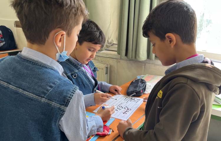 بازی گروهی جهت تمرین خواندن و نوشتن اعداد سه رقمی 3