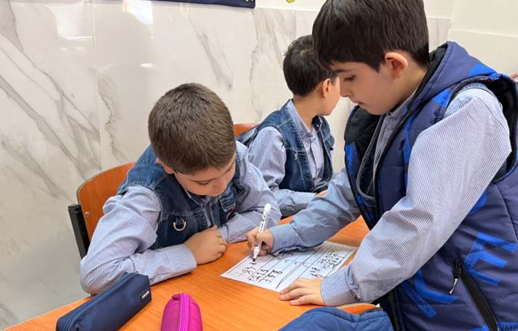 بازی گروهی جهت تمرین خواندن و نوشتن اعداد سه رقمی 4