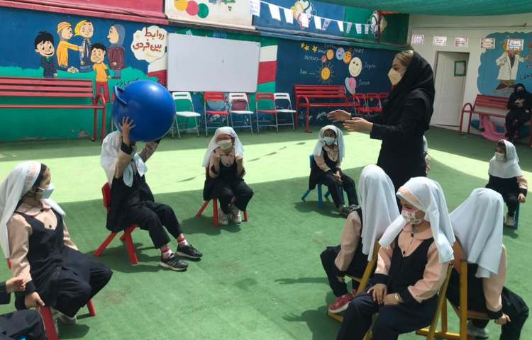 بازی گروهی در حیاط