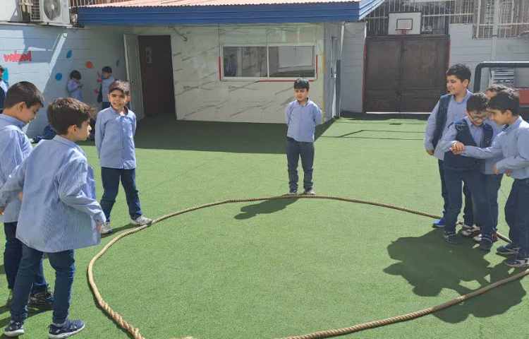 بازی گرگ یک پا در زنگ بازی دبستانی 2