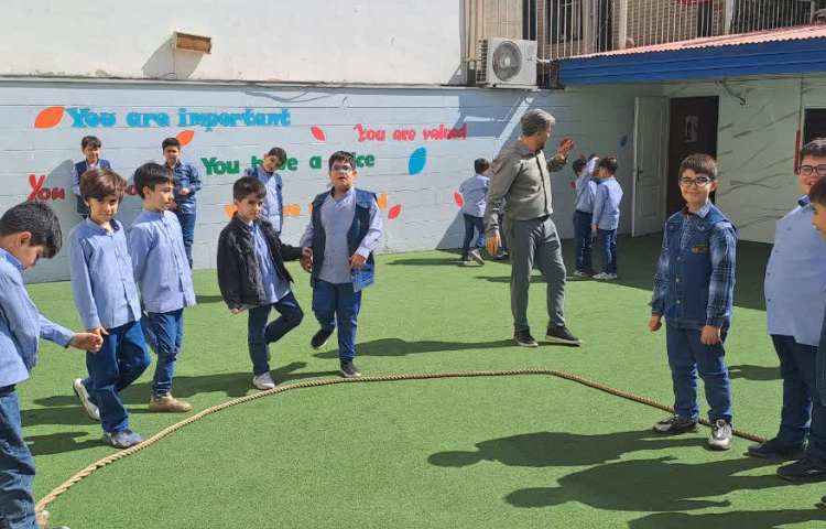 بازی گرگ یک پا در زنگ بازی دبستانی 3