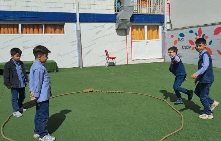 بازی گرگ یک پا در زنگ بازی دبستانی 5