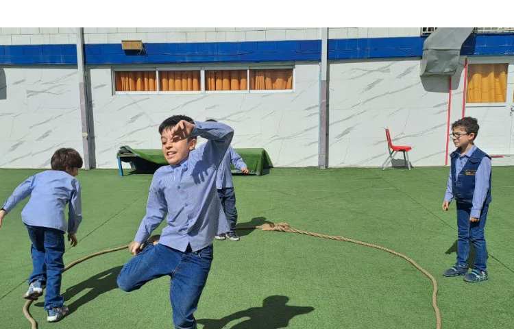 بازی گرگ یک پا در زنگ بازی دبستانی