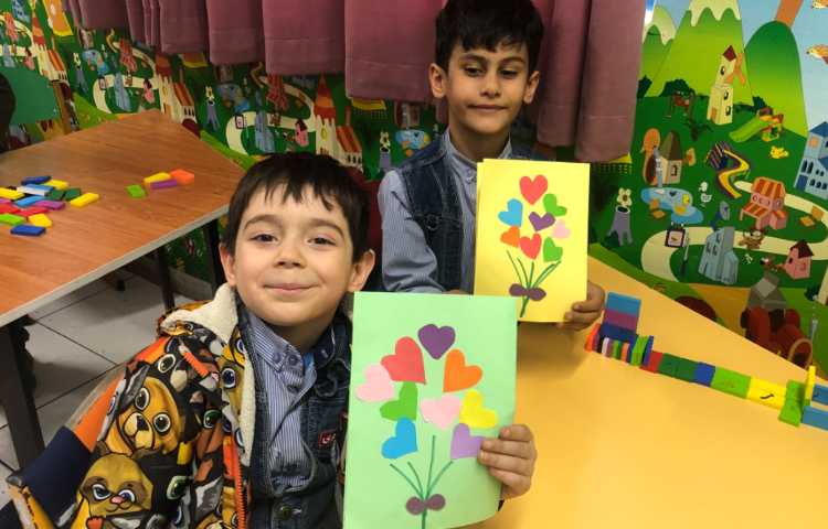 با برش قلب برای کسی که دوستش داشتن کارت پستال درست کردند و نقاشی کشیدند