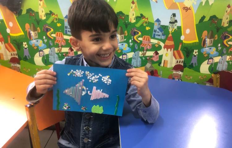 با برش نی‌ها و قرار دادن آنها به ترتیب ،تابلوهای دریایی به صورت گروهی درست کردند