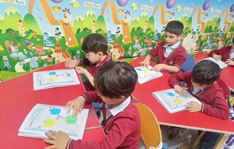 با ترکیب رنگ زرد و آبی رنگ سبز بوجود میآید. 1