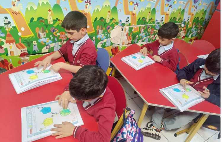 با ترکیب رنگ زرد و آبی رنگ سبز بوجود میآید. 3