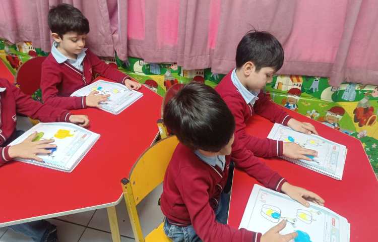 با ترکیب رنگ زرد و آبی رنگ سبز بوجود میآید. 4