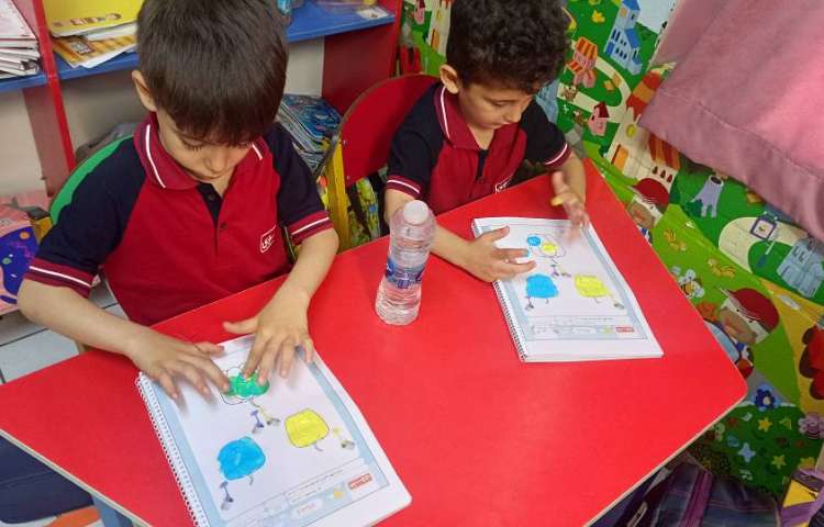 با ترکیب رنگ زرد و آبی رنگ سبز بوجود میآید. 5