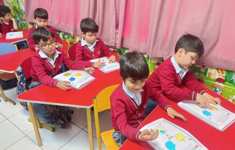 با ترکیب رنگ زرد و آبی رنگ سبز بوجود میآید. 7