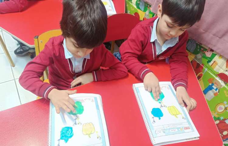 با ترکیب رنگ زرد و آبی رنگ سبز بوجود میآید.