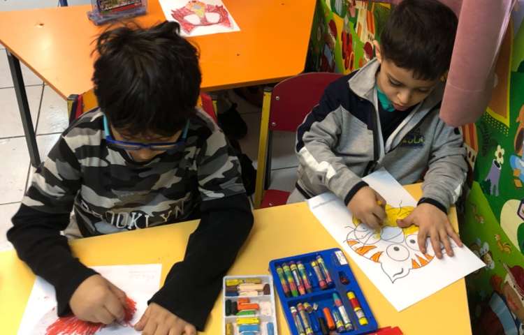 با توجه به یادگیری نشانه (گ) ماسک حیواناتی که صدای گ دارند مثل گوسفند،گاو و گوزن و ... را رنگ کردند 3